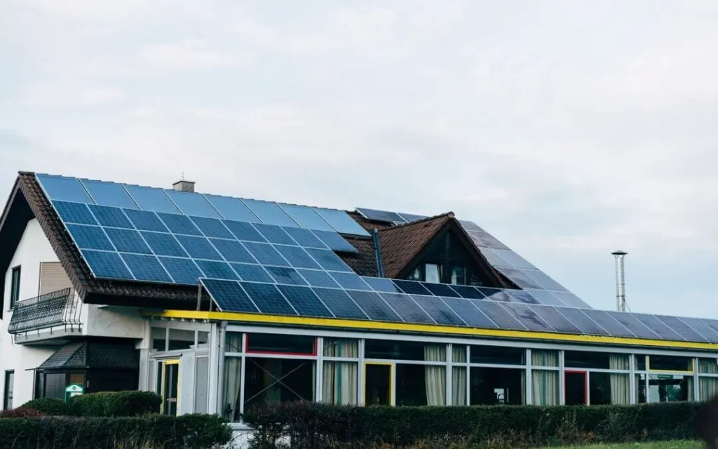 Další miliardy korun z Modernizačního fondu jdou na fotovoltaiku pro vlastní spotřebu. Využijí je firmy i obce