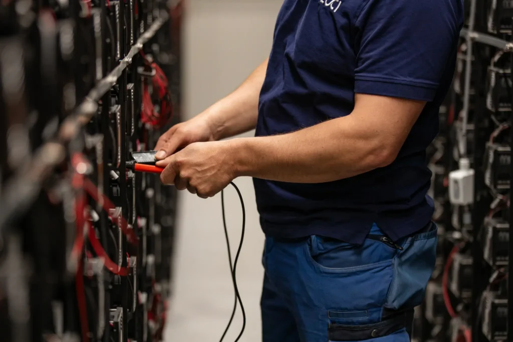 Decci zahajuje výstavbu bateriového úložiště Vraňany se sdíleným připojením