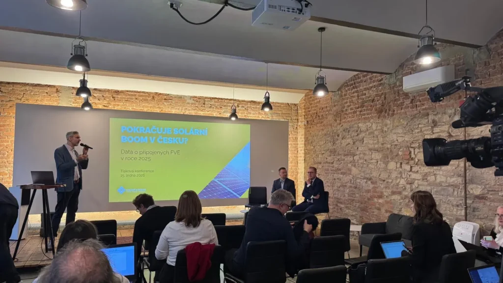 Solární trh v&nbsp;Česku v&nbsp;roce 2025 výrazně zpomalil, nejvíce se propadl segment domácností. Energetiku čeká „bateriová revoluce“, o připojení se ucházejí tisíce projektů