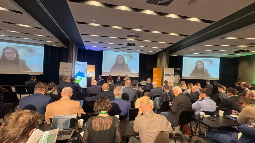 Obnovitelné zdroje lze řídit a stavět rychle. Solární elektrárny s&nbsp;bateriemi mohou nahradit chybějící výkon, zaznělo na konferenci SOLAR FLEX Prague