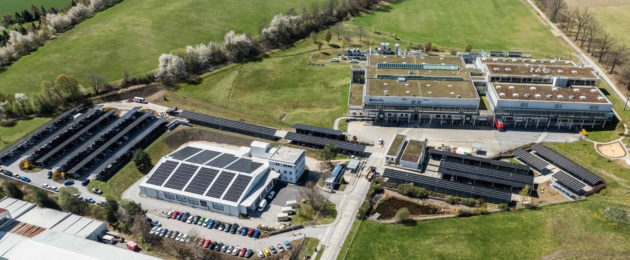 Schwan Cosmetics CR, s.r.o. v&nbsp;Českém Krumlově uvedl do provozu největší solární carport v&nbsp;Česku. Celá instalace v&nbsp;areálu přesahuje 1,23 MWp